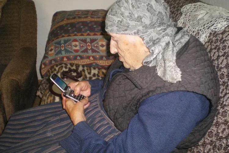 La 94 de ani, o super-batranica scrie sms-uri, trimite fax-uri si citeste carti in fiecare zi- Galerie FOTO