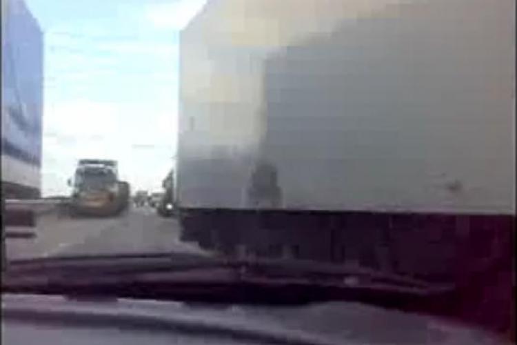 Doi tineri circula pe autostrada, pe contrasens,  se si filmeaza si incurca traficul - VIDEO