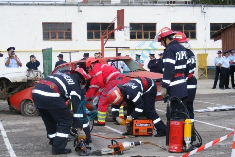 Demonstratie de descarcerare facuta de pompierii militari din Cluj, la Expo Transilvania