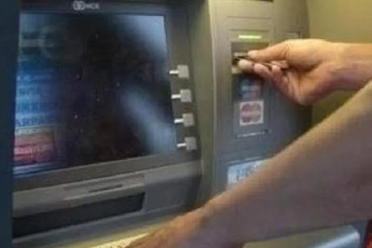 Patru hoti din bancomate, retinuti la Cluj - VIDEO de la arestare