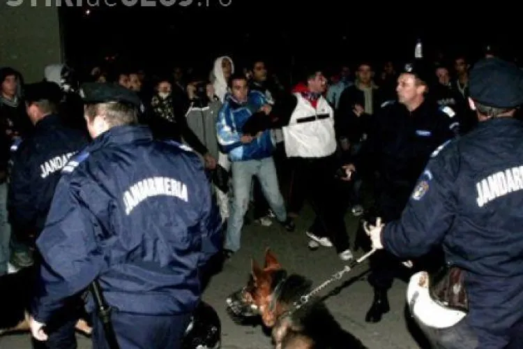 Scandal monstru intre tiganii din Suceagu, Cluj- mai multe case distruse si oameni raniti-VIDEO