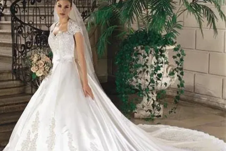 Rochie de mireasa de 4.000 de euro si creatii de la Hollywood, la targul "Nunta la Palat" de la Cluj