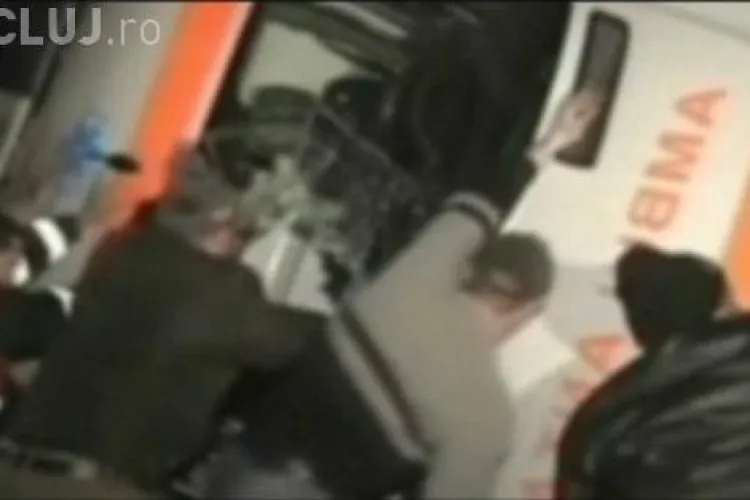 O ambulanta s-a rasturnat cu un pacient in ea, intr-un accident in Rascruci, jud Cluj -VIDEO si FOTO