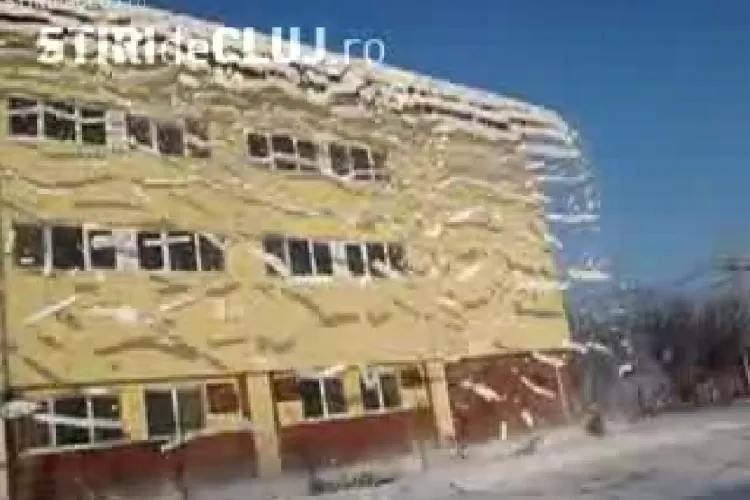 "Avalansa" de zapada de pe o cladire- aveti grija unde va parcati masina - VIDEO