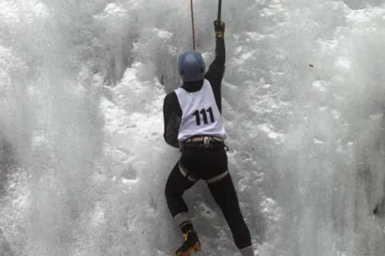 Alpinism pe gheata la cascada Valul Miresei, Rachitele - Cluj - VIDEO