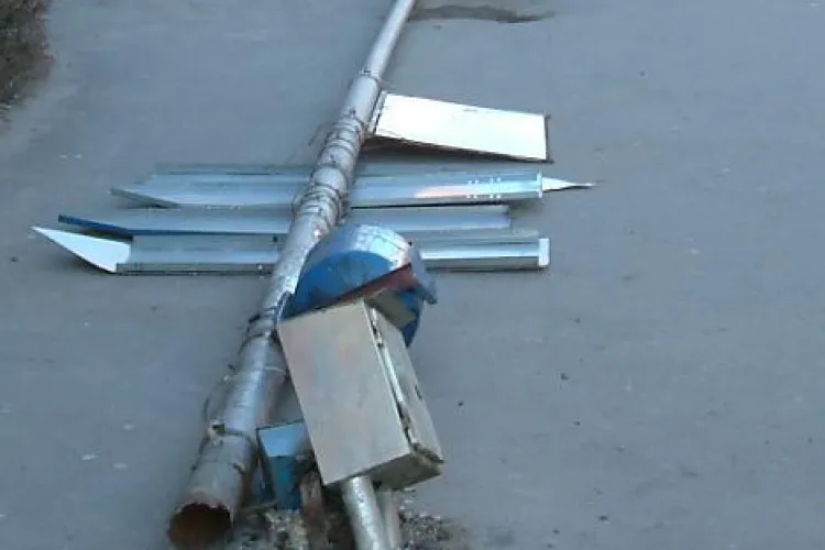 Un stalp cazut pe carosabil blocheza circulatia pe ambele sensuri pe E60 , comuna Floresti, jud Cluj