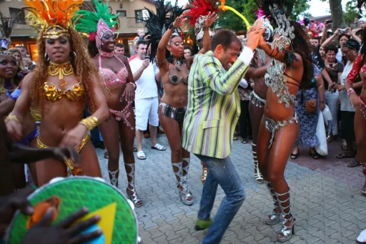 Radu Mazare a fost filmat dansand pe un car alegoric la carnavalul de la Sao Paolo - VIDEO