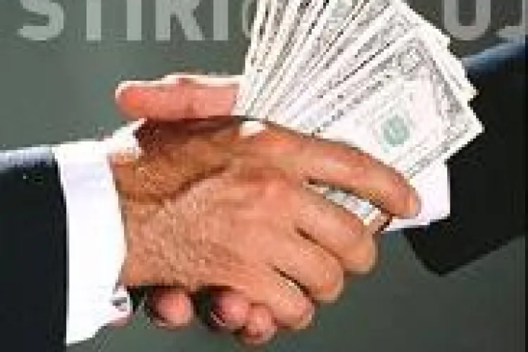 La Croix: "PE SUB MANA", regula in Romania