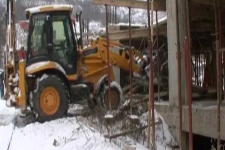 Demolarea blocului de pe Rarau 17 - 19 a fost reluata
