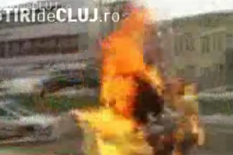 Un turc si-a dat foc intr-o piata publica - VIDEO - Atentie Imagini socante