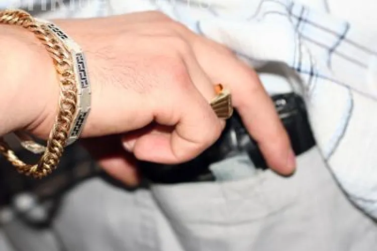 Femeie de 51 de ani, prinsa in timp ce fura din buzunare, in troleibuz