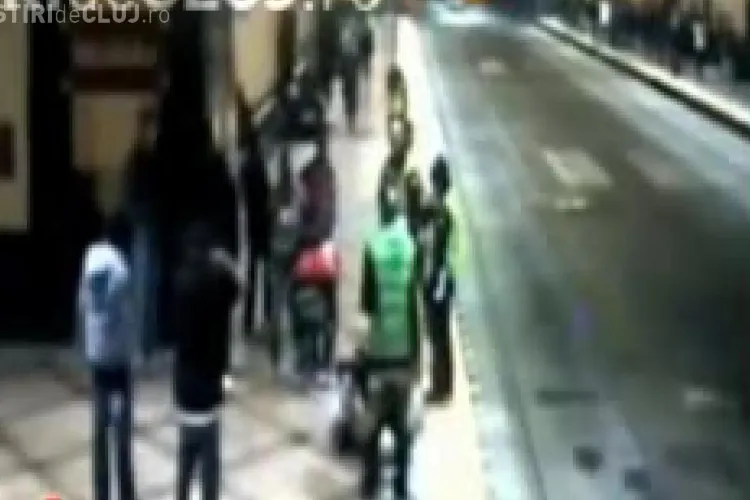 SOCANT - Fata batuta si jefuita in fata a trei agenti de securitate - VIDEO 