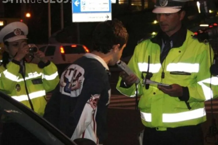 Conducea prin Cluj-Napoca avand o alcoolemie de 0,86 mg/l alcool pur in aer expirat si s-a intalnit cu politistii