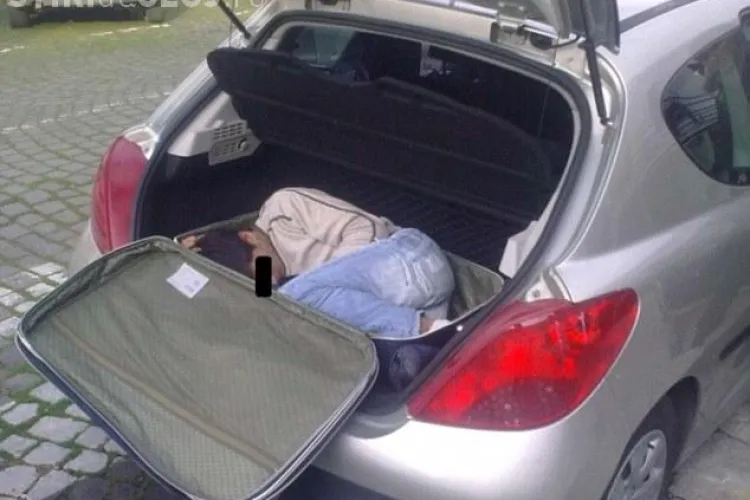 Culmea imigrarii. Un baiat afgan a fost gasit de vamesi ascuns intr-un geamantan - FOTO