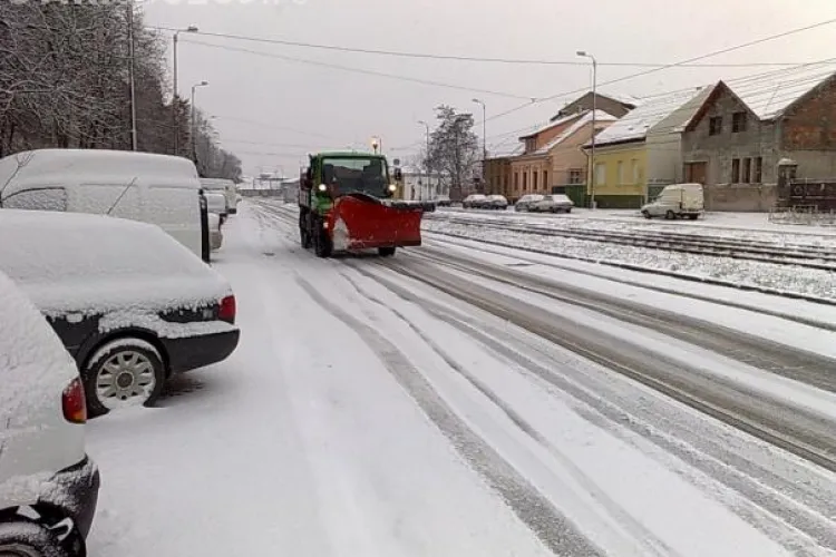 Circulatie ingreunata in zona Huedin si la munte. Cei gasiti inzapeziti vor primi suc si biscuiti