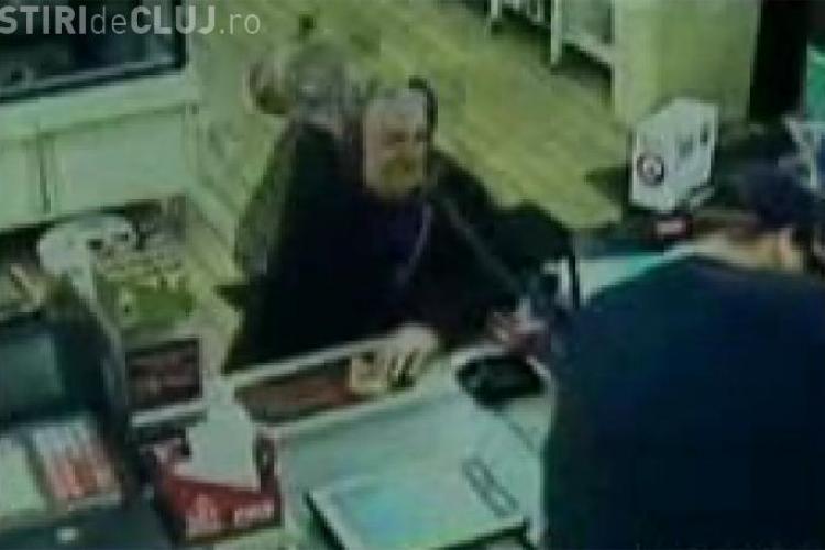 O bunicuta de 75 de ani bate un hot, care jefuia un magazin, cu un scanner de preturi - VIDEO