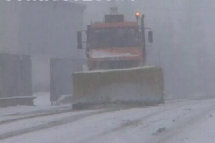 Firmele de deszapezire din Cluj au dormit in post azi-noapte. Zapada a blocat traficul in oras