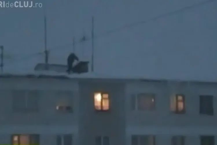 Distractie interzisa! Rusii se arunca de pe bloc in zapada -  VIDEO si FOTO