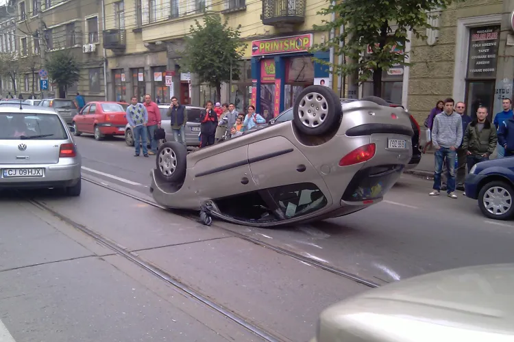 O masina s-a rasturnat pe strada Horea din centrul Clujului! In accident au fost implicate inca doua autoturisme - VIDEO si FOTO