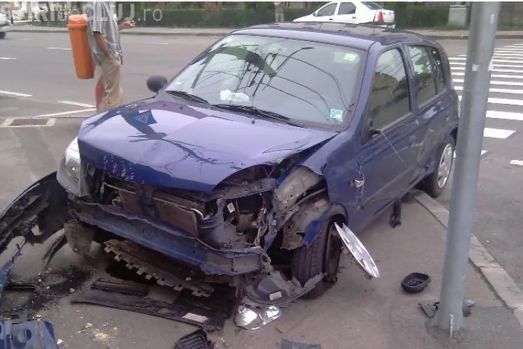 Un sofer mort de beat a intrat intr-un stalp de pe strada Republicii