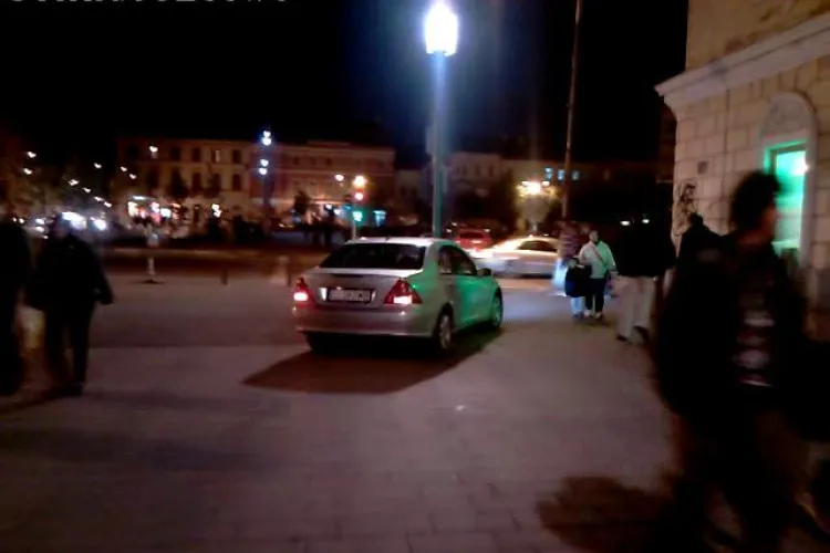Smecher de Cluj, la plimbare cu Mercedesul pe pietonala de pe Eroilor! - VIDEO si FOTO