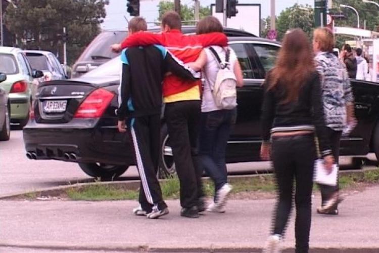 Doi elevi injunghiati la liceul Tudor Arghezi din Craiova! Unul dintre ei a decedat - VIDEO