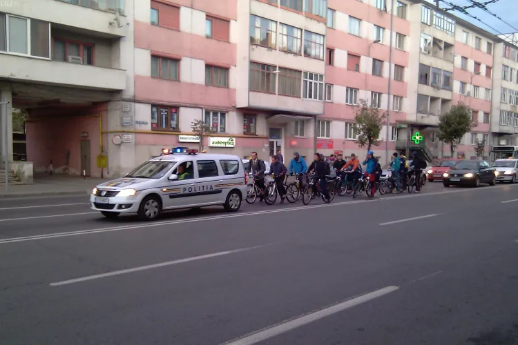 Studentii si absolventii facultatilor din Cluj au iesit cu bicicleta, la un mars, prin oras - VIDEO