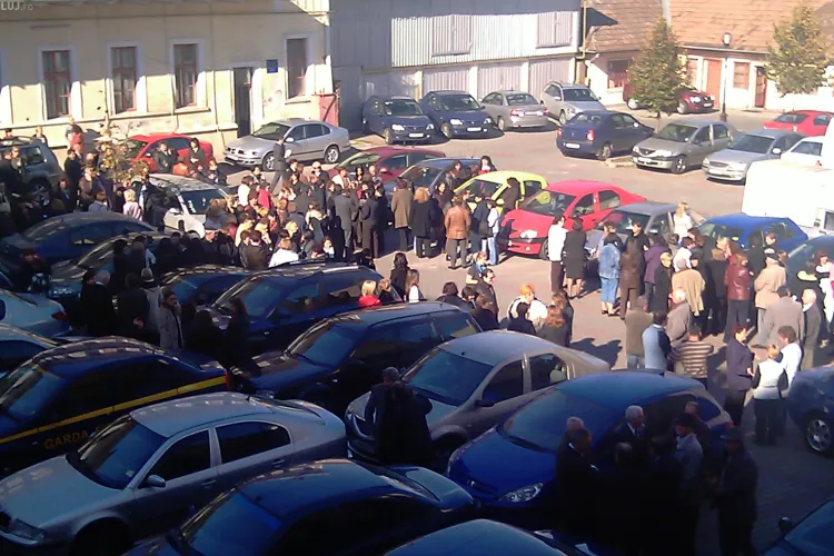 Greva la Finante Cluj! 200 de angajati au iesit in curte si nu vor sa mai lucreze - VIDEO si FOTO