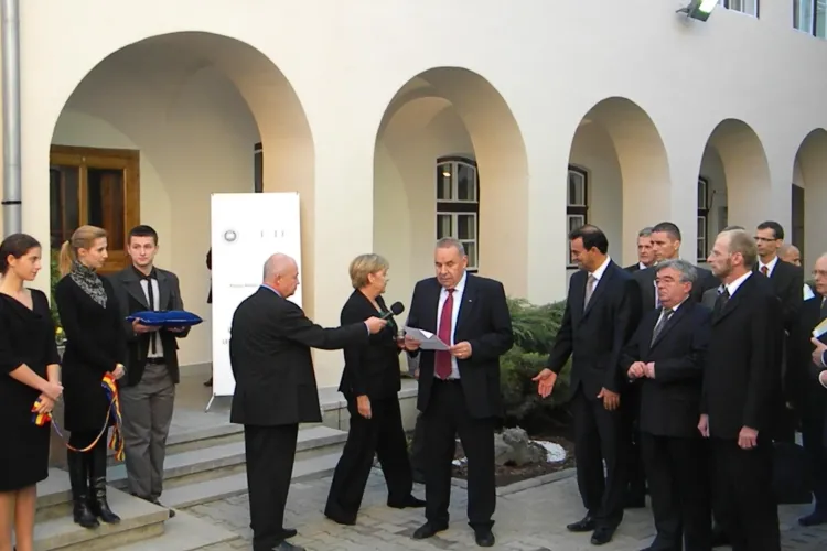 Angela Merkel le-a dat emotii la Cluj celor de la protectie si paza! In fata UBB, s-a dus direct in multime pentru a-i saluta pe oameni