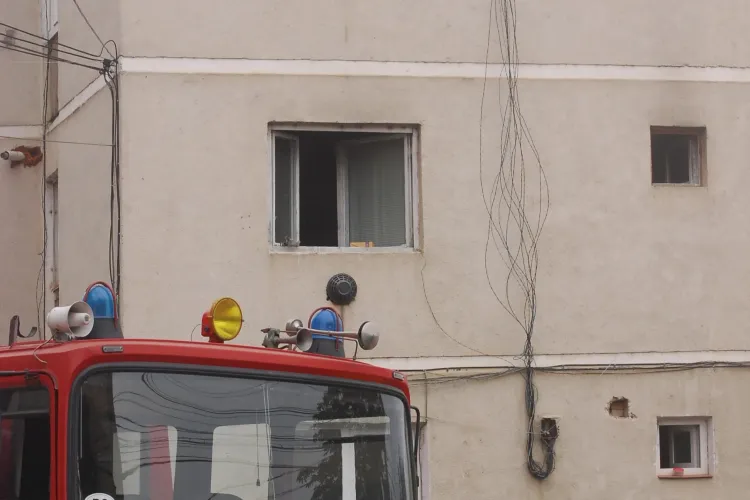 Incendiu in Gruia! O femeie a uitat o placa de par in priza si vecinii au chemat pompierii! - FOTO