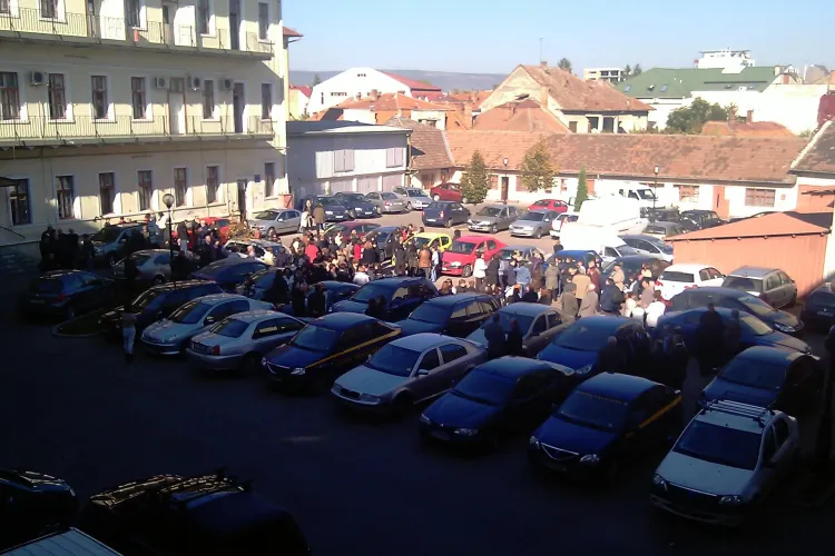 Greva reluata la Directia de Finante Cluj! 100 de angajati au iesit in curte la ora 9.00