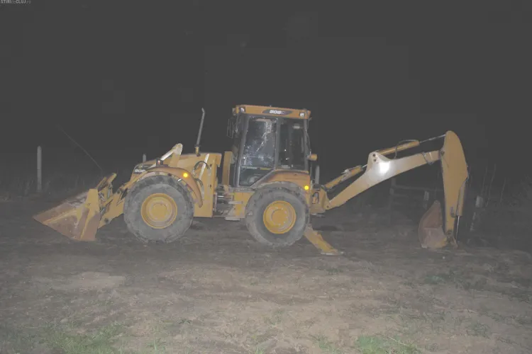 Buldoescavator furat de la baza Bechtel, din Savadisla. Utilajul de constructii valora 80.000 de lei