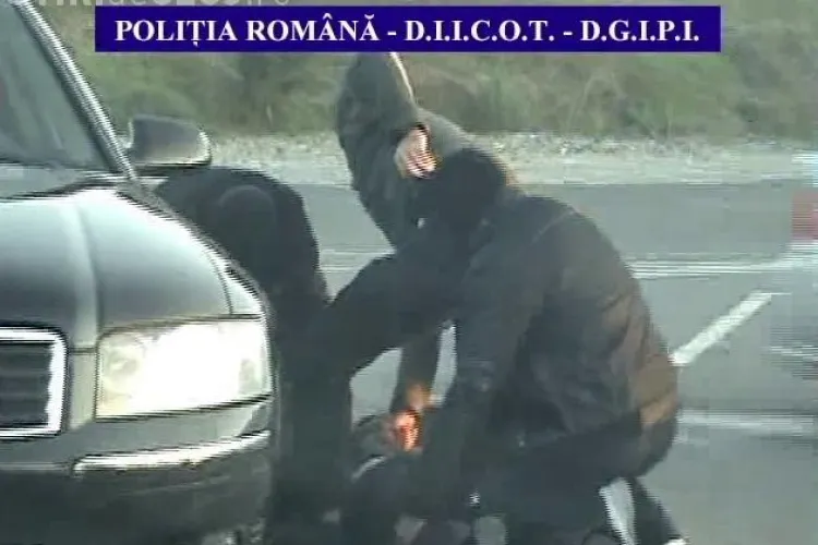 Un grup de tineri din Cluj a furat 350.000 de dolari de pe cardurile unor americani, prin metoda "phishing" - VIDEO / Imagini de la perchezitii