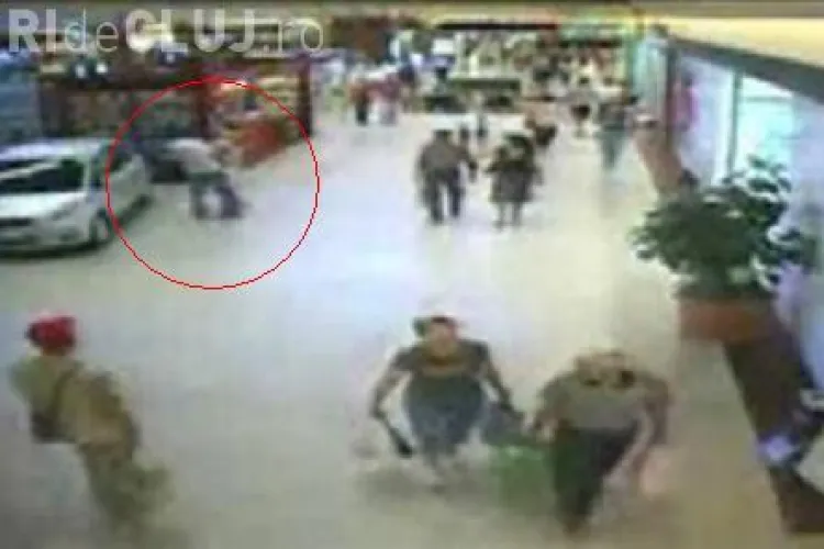 Atacul cu cutitul de la Iulius Mall Cluj nu este un caz singular. O alta femeie a fost batuta sub ochii agentilor de paza! VIDEO