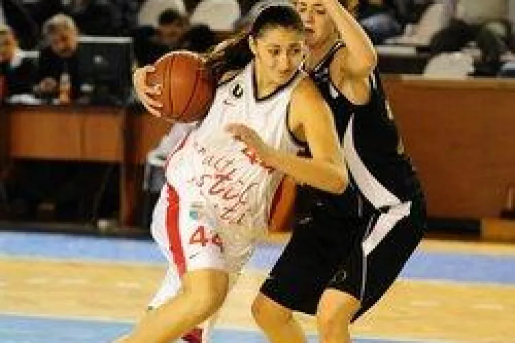 Baschet fete: U Cluj au pierdut in deplasare la Oradea