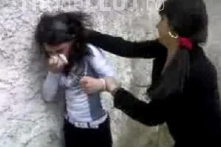 Bataie intre doua eleve de la scoala Avram Iancu, din Campia Turzii