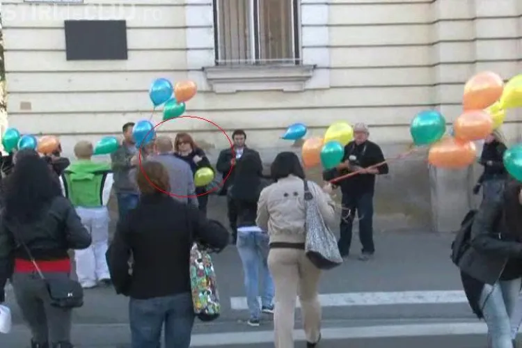 Catinca Roman lupta la Cluj pentru drepturile homosexualilor! Fiica lui Petre Roman a participat la un flash mob Gay - VIDEO