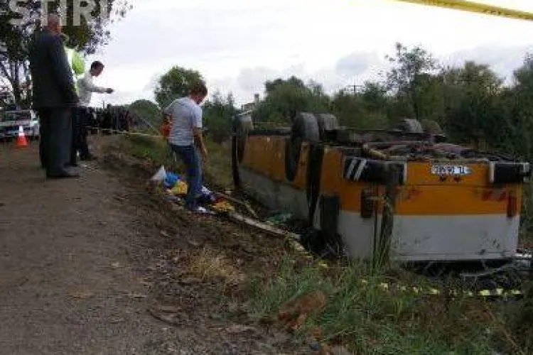 Accident la Tulcea cu patru morti si 57 de raniti! Un autobuz s-a rasturnat de pe un dig