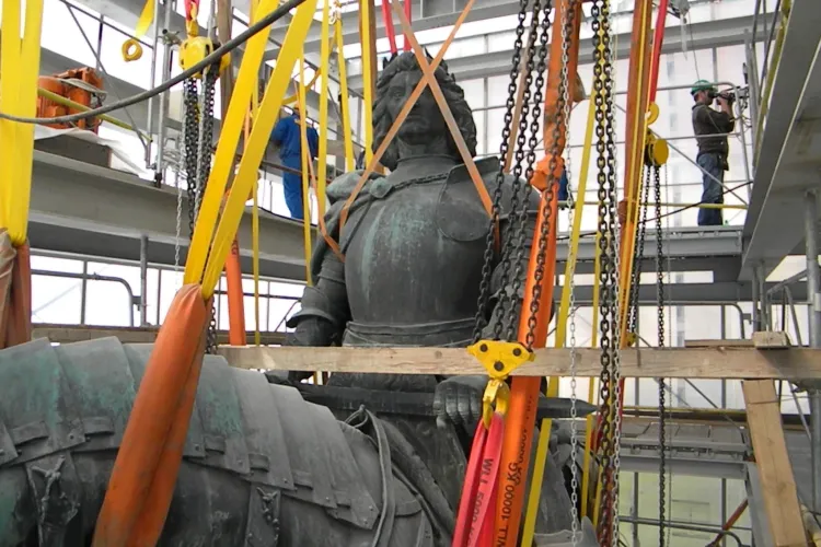 Statuia lui Matei Corvin a fost asezata pe soclu! Lucrarile vor fi finalizate in luna noiembrie - Galerie FOTO si VIDEO