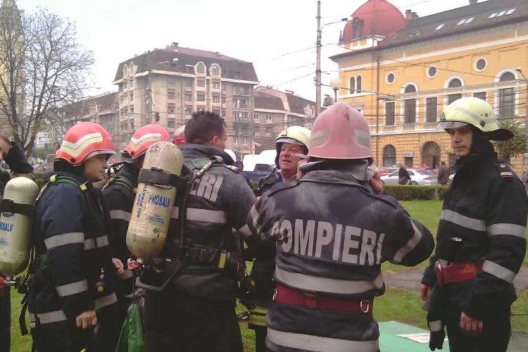 Incendiu in Piata Avram Iancu! Un punct de transformare electrica a luat foc si centrul orasului a ramas fara curent - FOTO si VIDEO