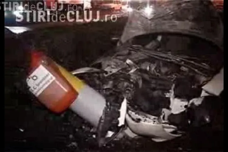 Accident pe Calea Turzii din Cluj. Un Peugeot a luat foc dupa ce a doborat un stalp de electricitate si unul de telefonie - VIDEO