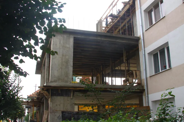 Un cetatean arab ridica un bloc ilegal pe strada Bucuresti! Primaria a ajuns sa se roage de alte institutii ca sa stopeze lucrarile