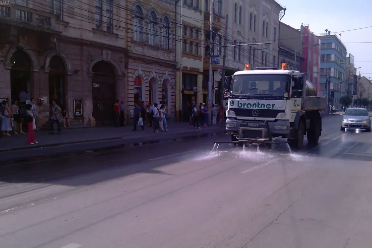 Primaria Cluj Napoca a platit 255.000 de lei, in 2010, pentru stropirea strazilor cu apa 
