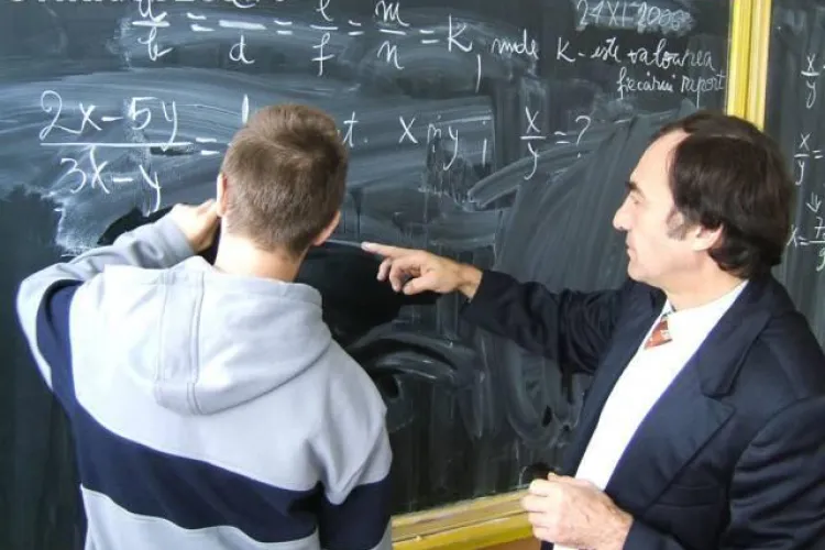 Profesorii clujeni protesteaza de luni prin munca!  