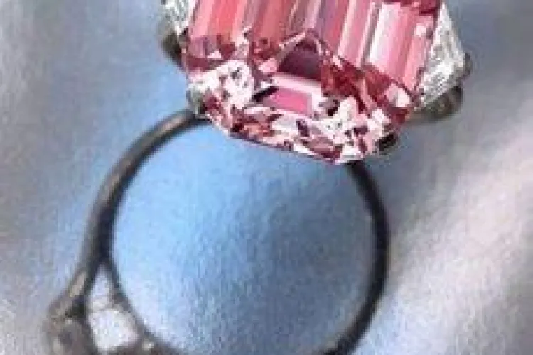 Un diamant roz, ce valoreaza 29 de milioane de euro, va fi scos la licitatie - Galerie FOTO