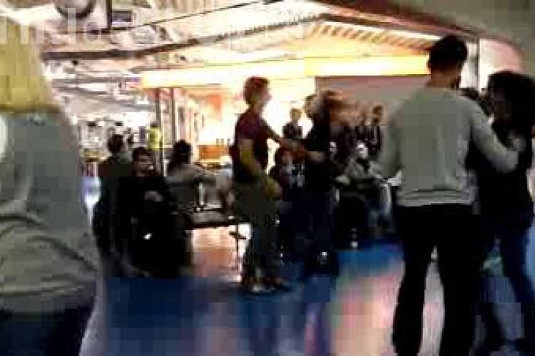 Lectii de salsa date in aeroportul din Berlin de dansatori din Cluj! Avionul a intarziat si tinerii au avut timp sa se distreze - VIDEO 