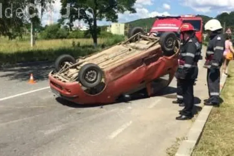Accident la intrare în Dej. Un șofer s-a răsturnat cu Matiz-ul în mijlocul drumului VIDEO