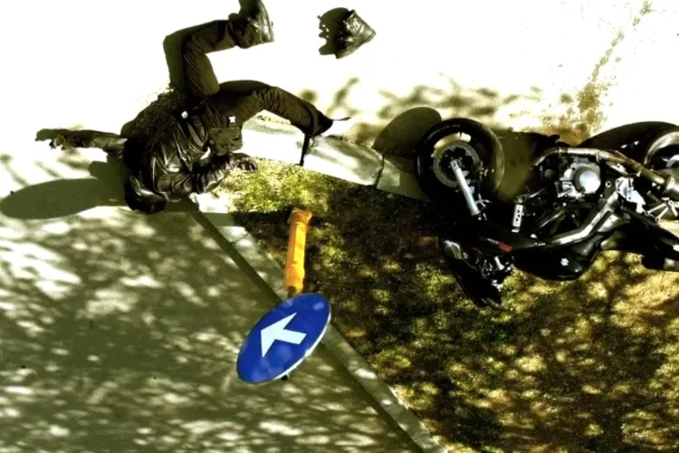 Accident de motocicletă! A virat stânga fără să se asigure și o pasageră e în stare gravă