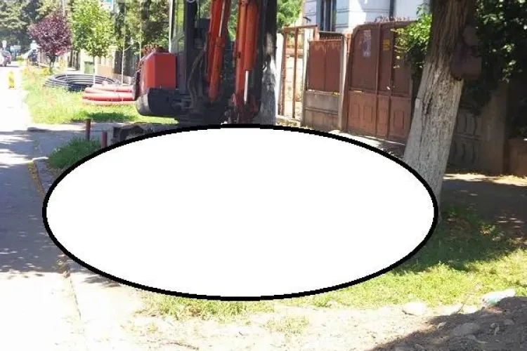 Cum se lucrează la străzile din centrul Clujului. Muncitorii s-au așezat la ”un pui de somn” pe iarbă în toiul zilei FOTO