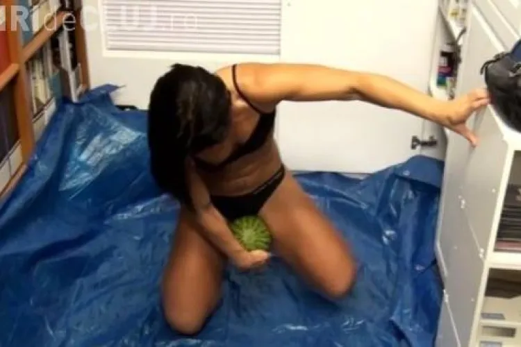 Ce fac sportivii când se plictisesc. S-a filmat în timp ce spărgea un pepene între picioare - VIDEO